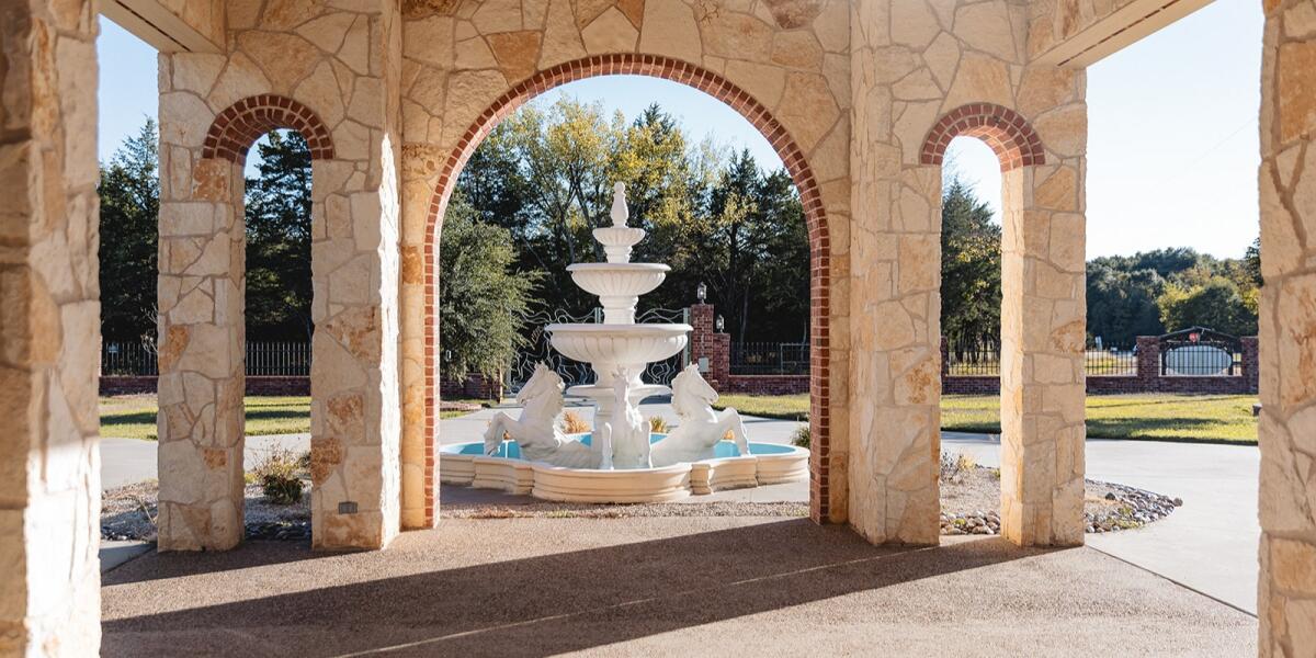 Outdoor wedding ceremony at ranch venue near Dallas,TX