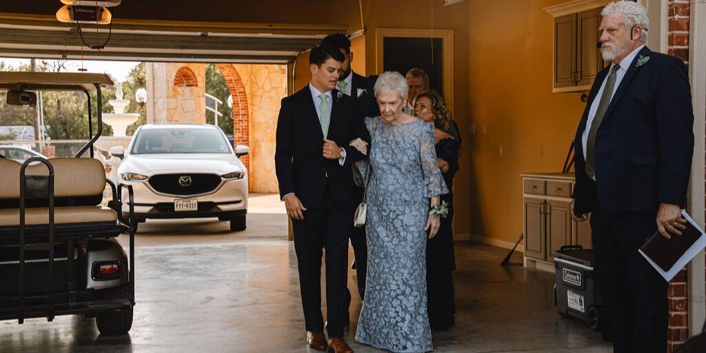 Wedding guest transportation to Dallas countryside wedding venue