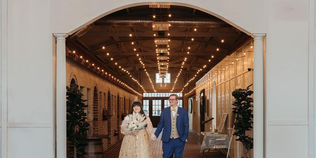 Weekend vs Weekday Weddings: Which Saves More Money?
